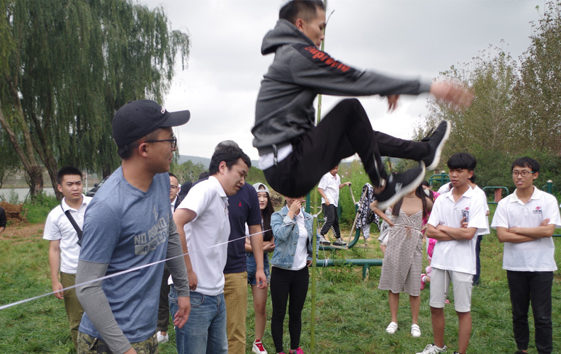 四个小队依次完成跨越横线，每个小伙伴脸上洋溢着愉悦的笑容！此时此刻结果如何并不重要，重要的是在游戏中我们收获了亲密无间的高度默契和队友间无条件的信任！