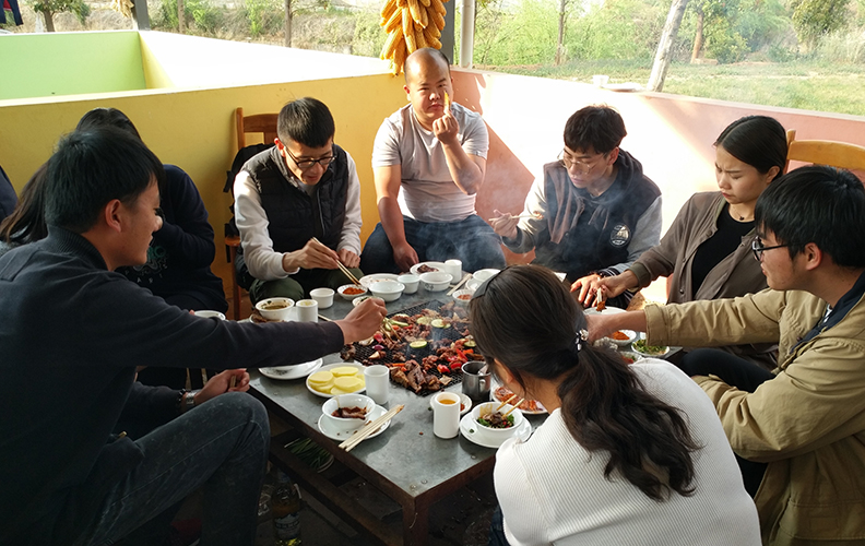 又因椒盐辣酱的增色，和不停的反动，均匀的受热，使食物变得更加入味